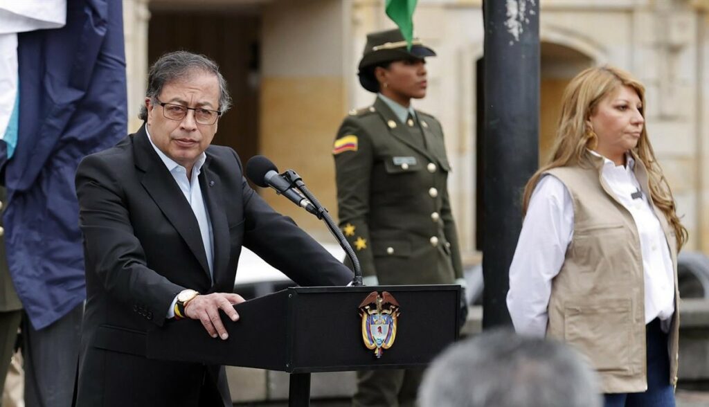 Petro lanzó nuevo dardo a la prensa y dijo que se "promueven noticias falsas" contra su gobierno