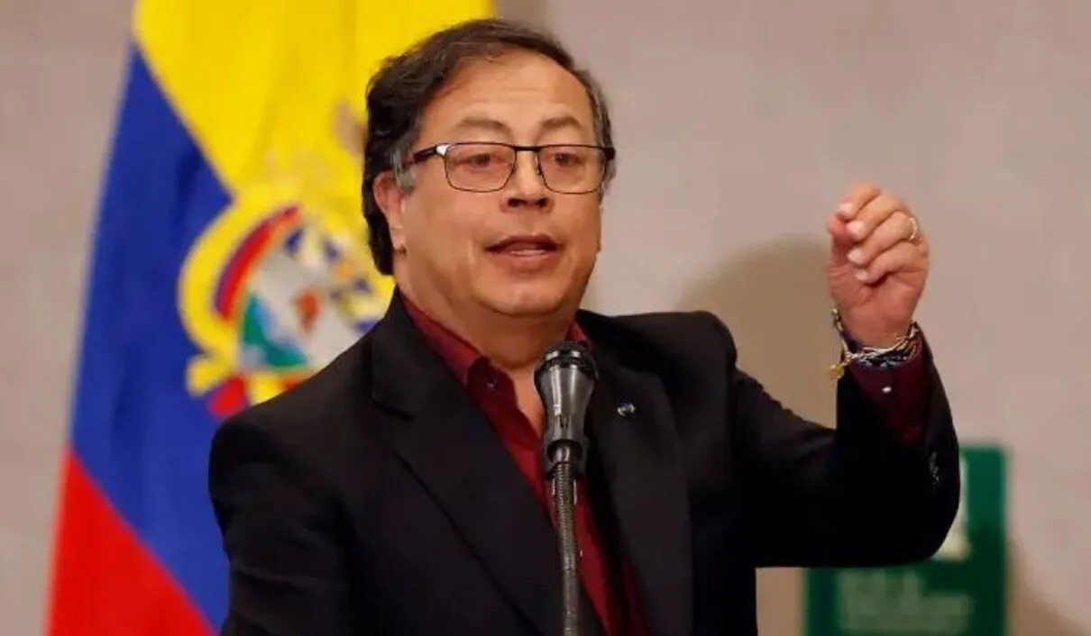 En redes recuerdan cuando Petro dijo que no se iba a conectar al petróleo de Venezuela. Le piden coherencia