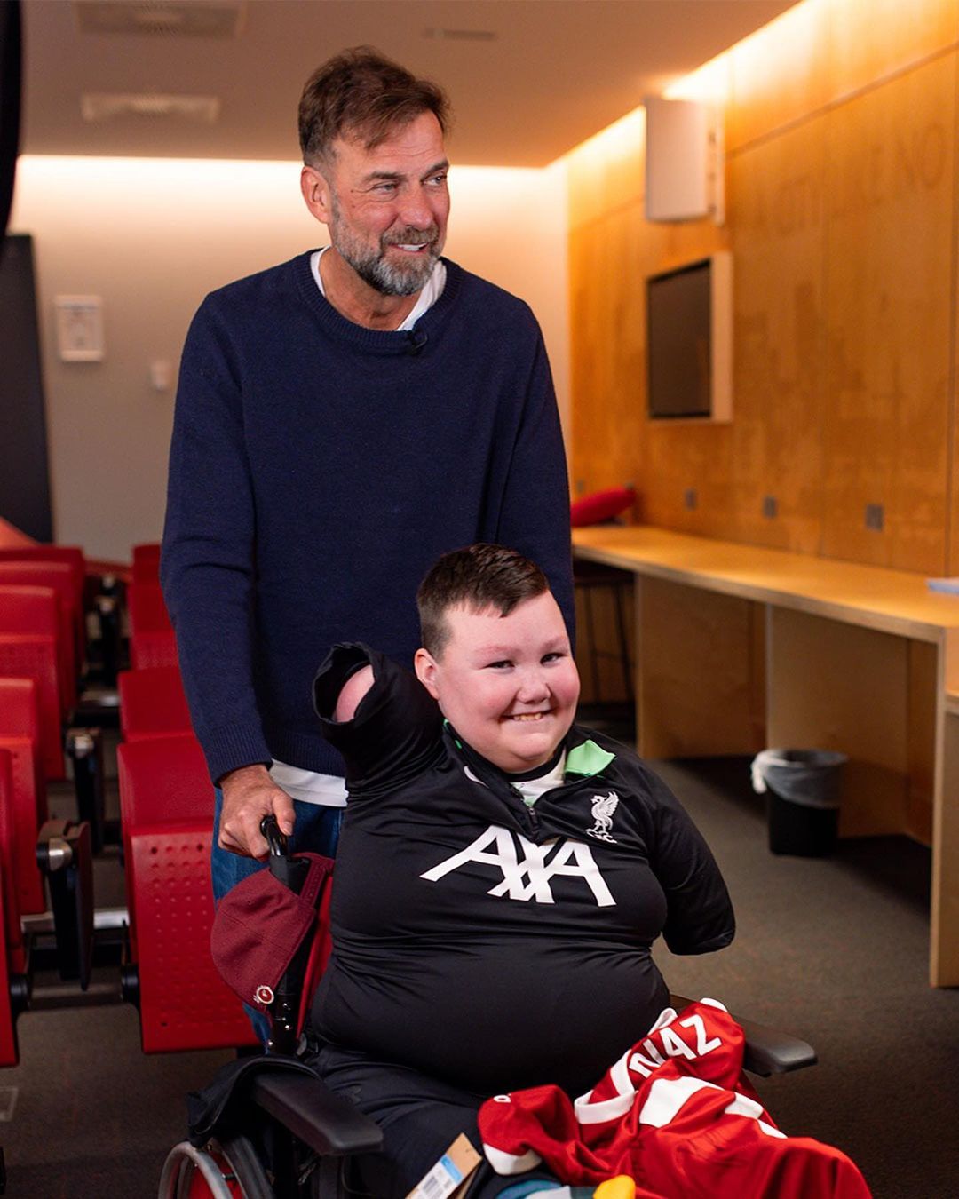 En imágenes: niño con discapacidad cumplió su sueño y visitó al Liverpool
