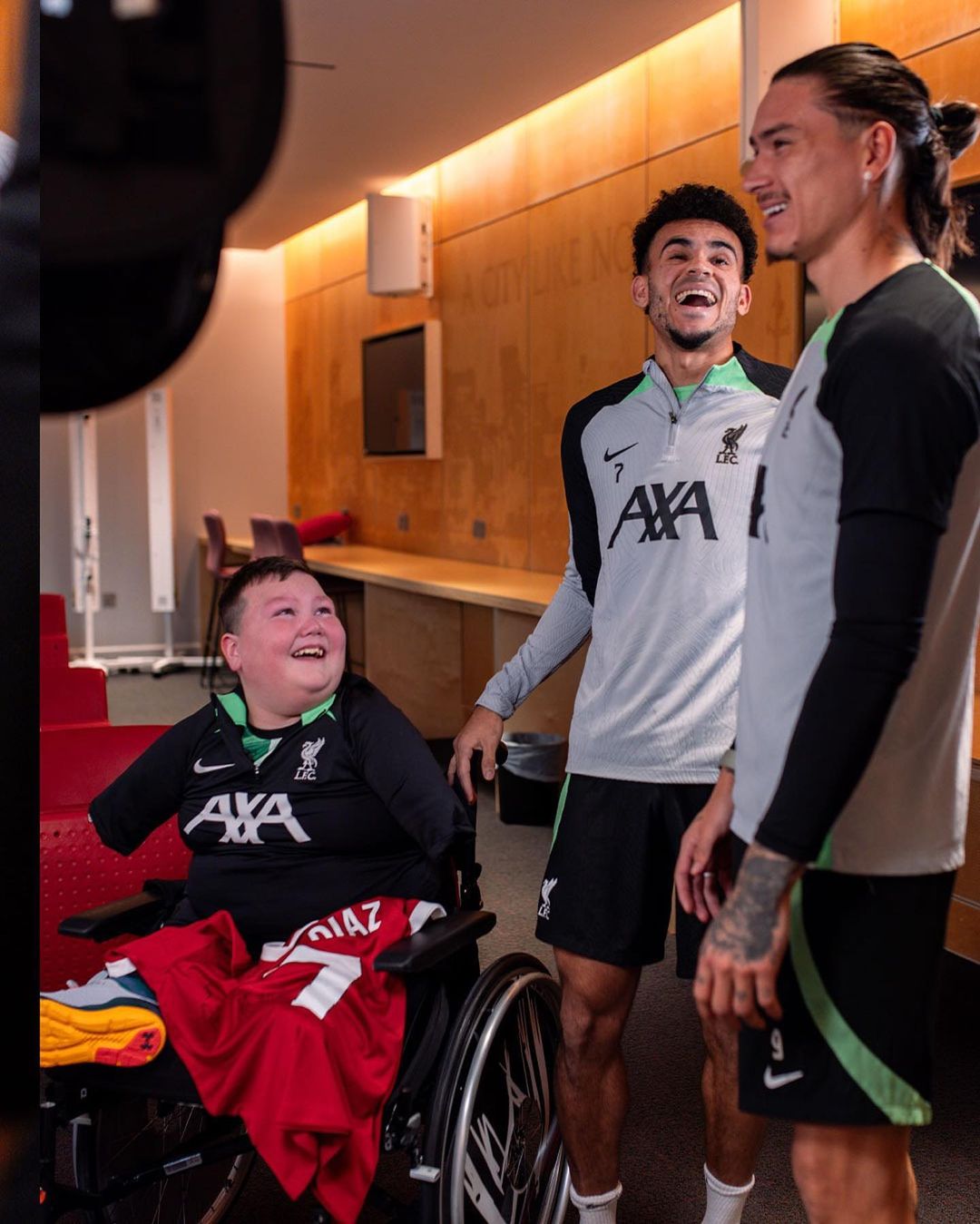 En imágenes: niño con discapacidad cumplió su sueño y visitó al Liverpool