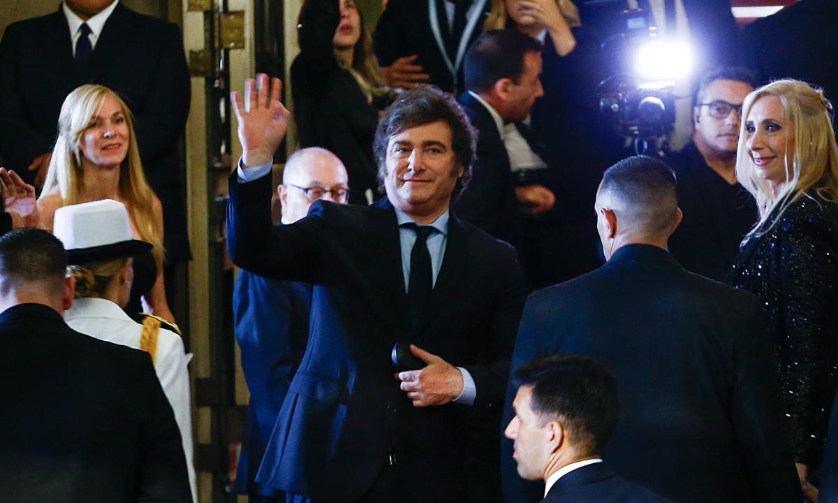 Milei firmó decreto que recorta el número de ministerios en Argentina, como prometió en campaña