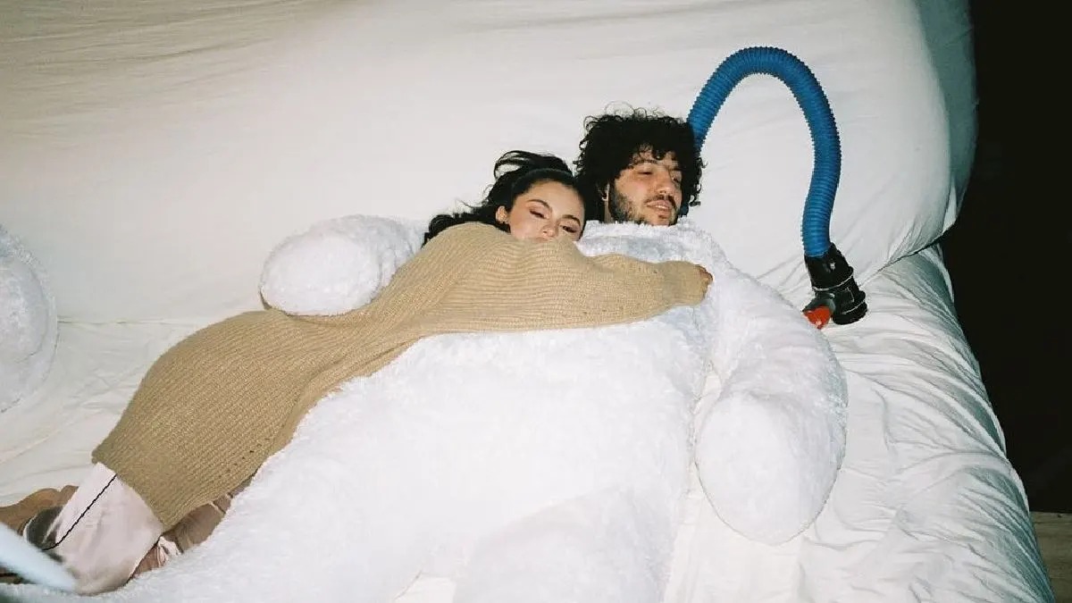 La cantante y actriz Selena Gómez y el productor Benny Blanco ahora son pareja: así lo confirmaron