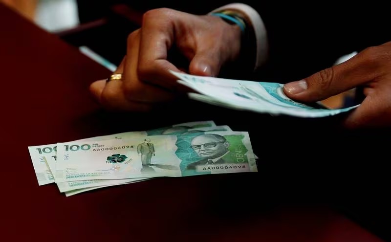 Salario mínimo: el alza para el 2024 se determinó en 12% y ahora será de 1.3 millones de pesos