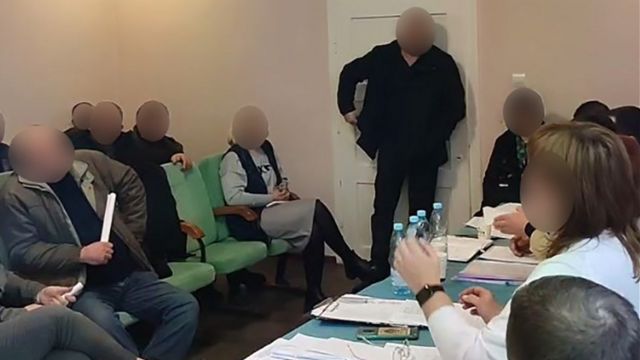 En video | Imágenes sensibles: un político ucraniano detonó una granada en plena reunión. Así fue