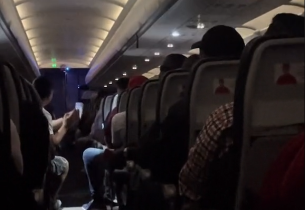 Pasajeros rezaron la novena decembrina en pleno vuelo y el momento se vuelve viral