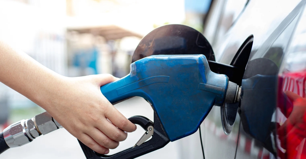 Cómo quitar el olor a gasolina del carro después de tanquear