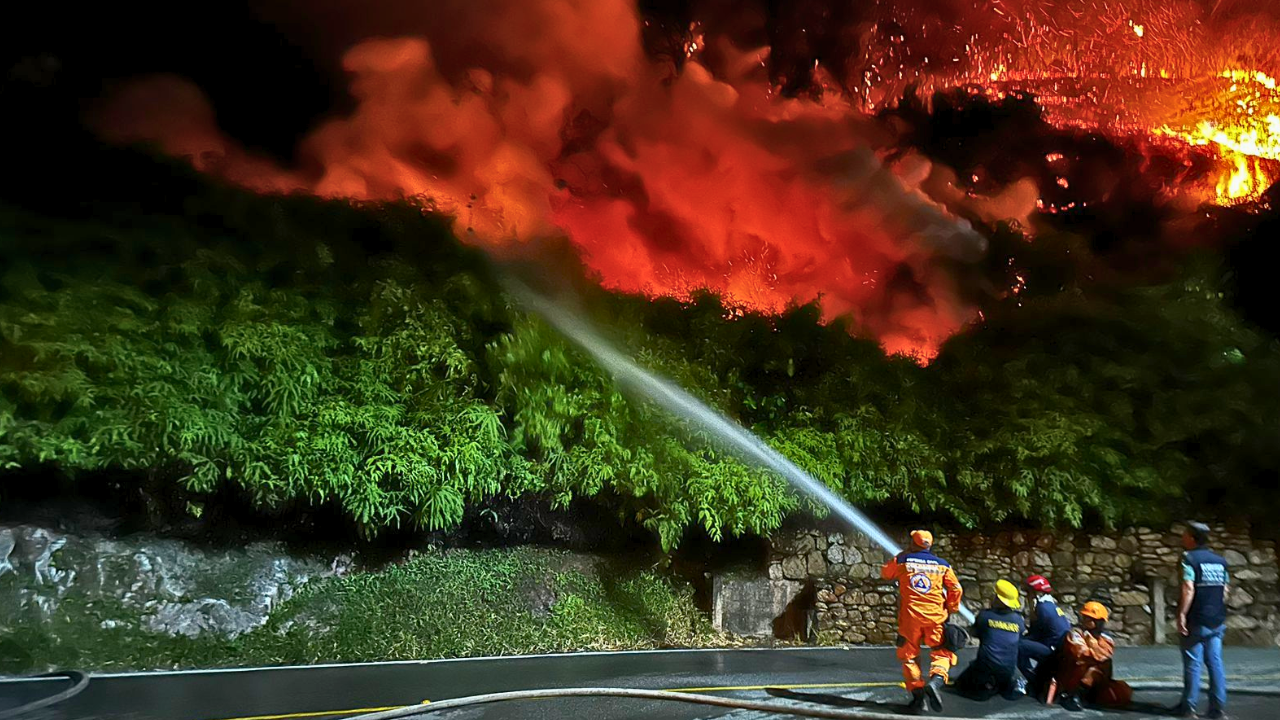 se reactivó el incendio forestal que ha afectado a exclusivas zonas de Santander 