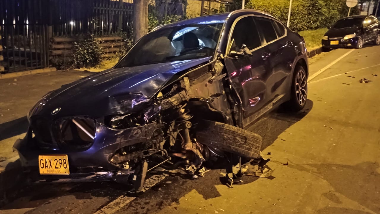 En video | ¡Qué peligro! En Ibagué, una niña condujo sin permiso una BMW y causó un grave accidente