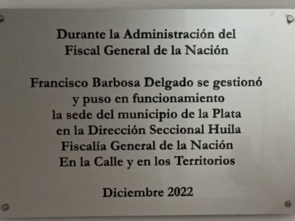 Pese a estar prohibidas, Barbosa instaló placas para resaltar su gestión en varias sedes de la Fiscalía