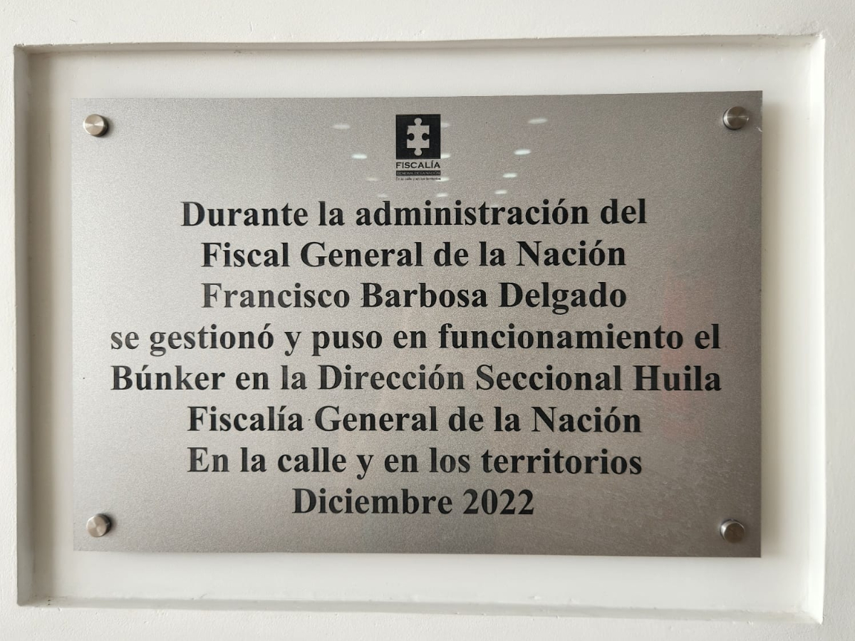 Pese a estar prohibidas, Barbosa instaló placas para resaltar su gestión en varias sedes de la Fiscalía