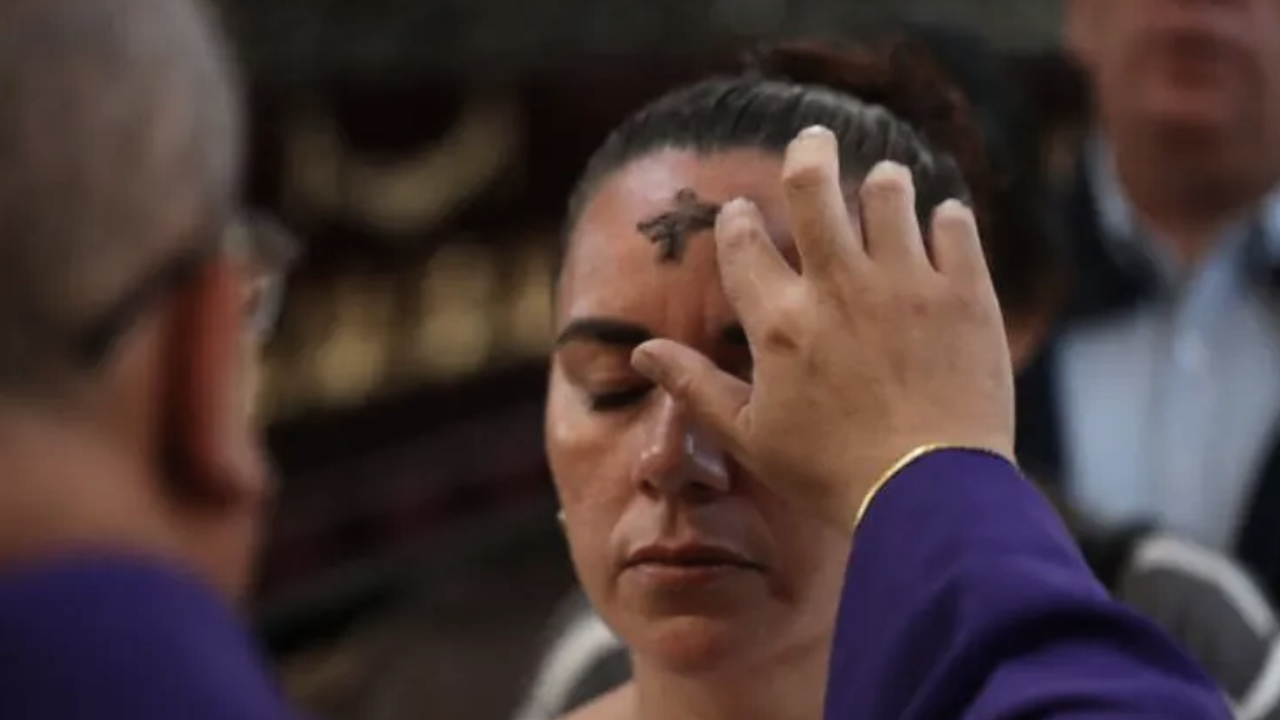 Miércoles de ceniza 2026: ¿cuál es el origen de la celebración y qué significa la cruz?