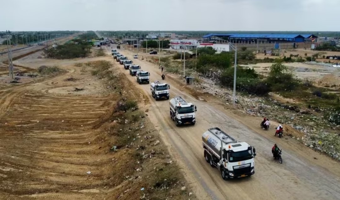 Uno de los carrotanques con agua para La Guajira quedó "enterrado en arena": esto fue lo que pasó
