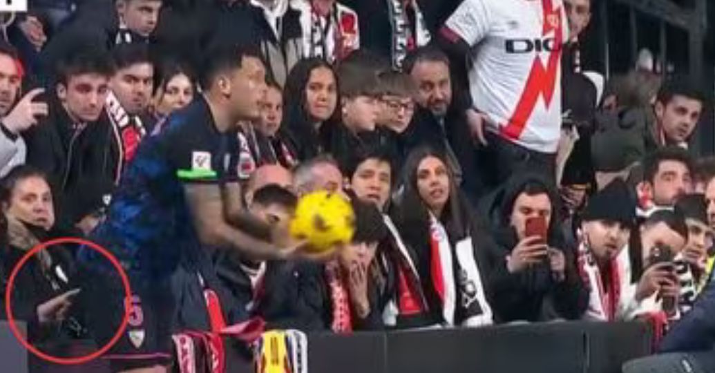 Hincha "le metió el dedo en la cola" a jugador rival en España