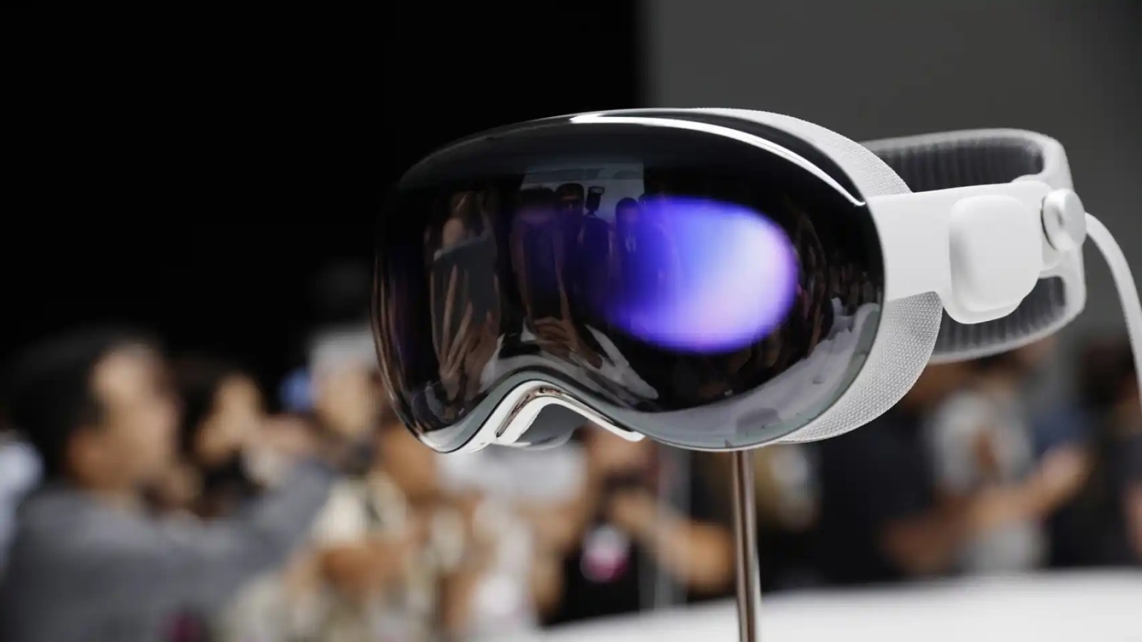 Respondió a las críticas el hombre que se viralizó por usar las Apple Vision Pro en TransMilenio