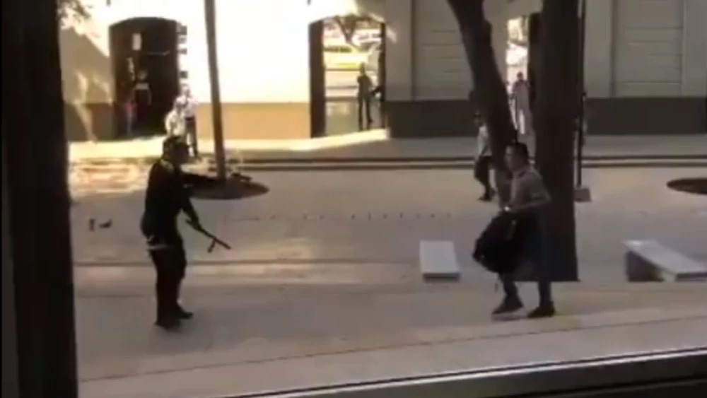 Autoridades revelaron la razón tras el ataque a machete de un hombre a varios policías: ¿qué pasó?