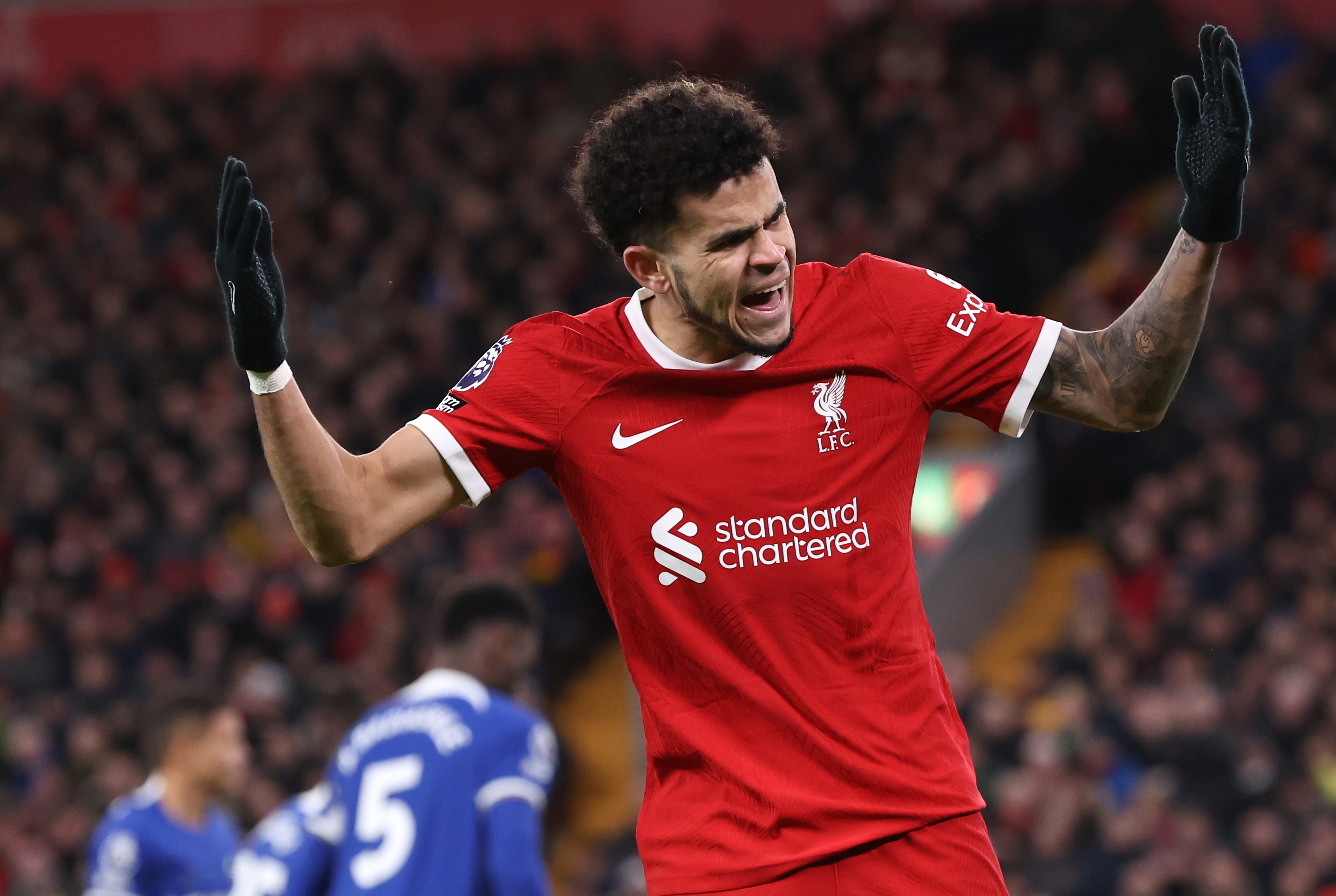 ¡Qué golazo! ‘Lucho’ Díaz anotó en liga con el Liverpool: así lo celebró su padre en la tribuna