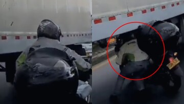 Hombre intentó pasar su moto por debajo de una tractomula para evitar el trancón de Bogotá