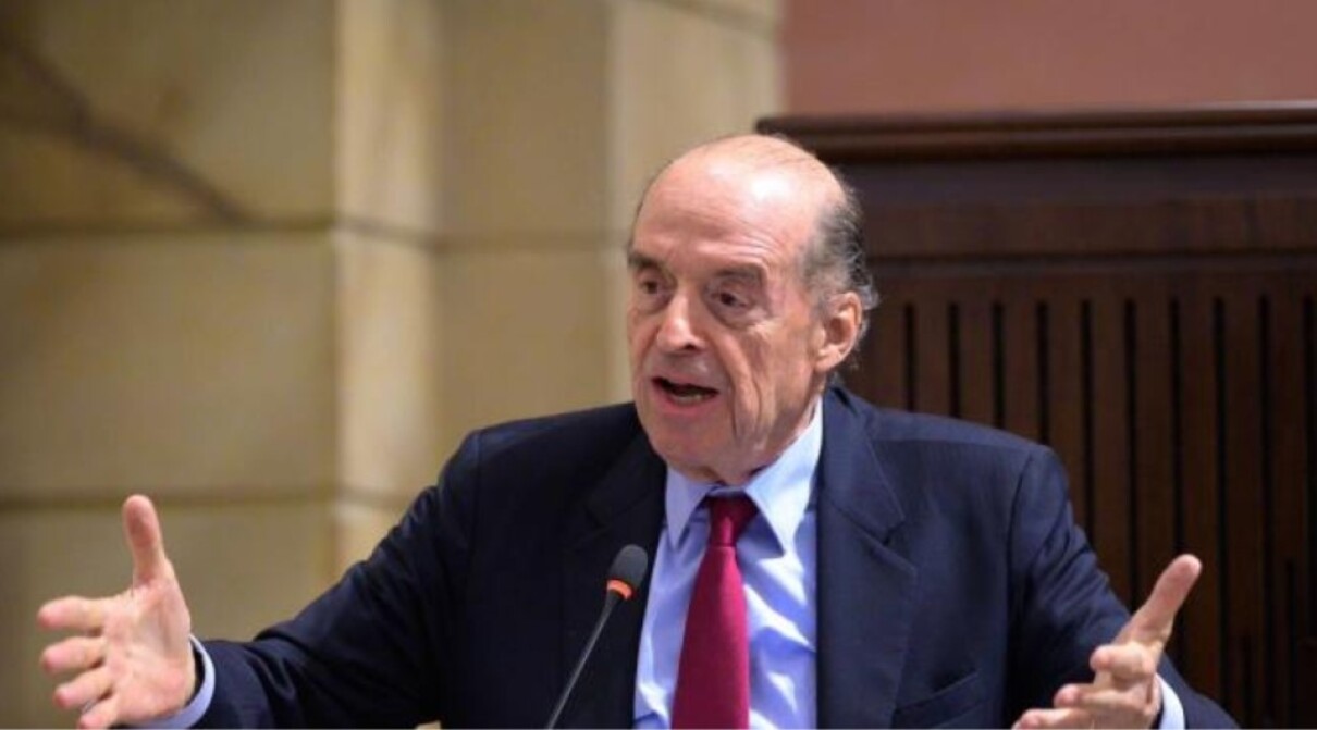 Canciller Álvaro Leyva informó que a partir de hoy cumplirá con la sanción que le impuso la procuraduría