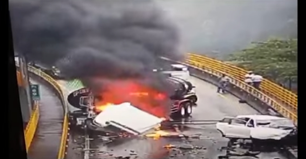 Grave accidente en la vía Bogotá Villavicencio: un camión de nafta se incendió