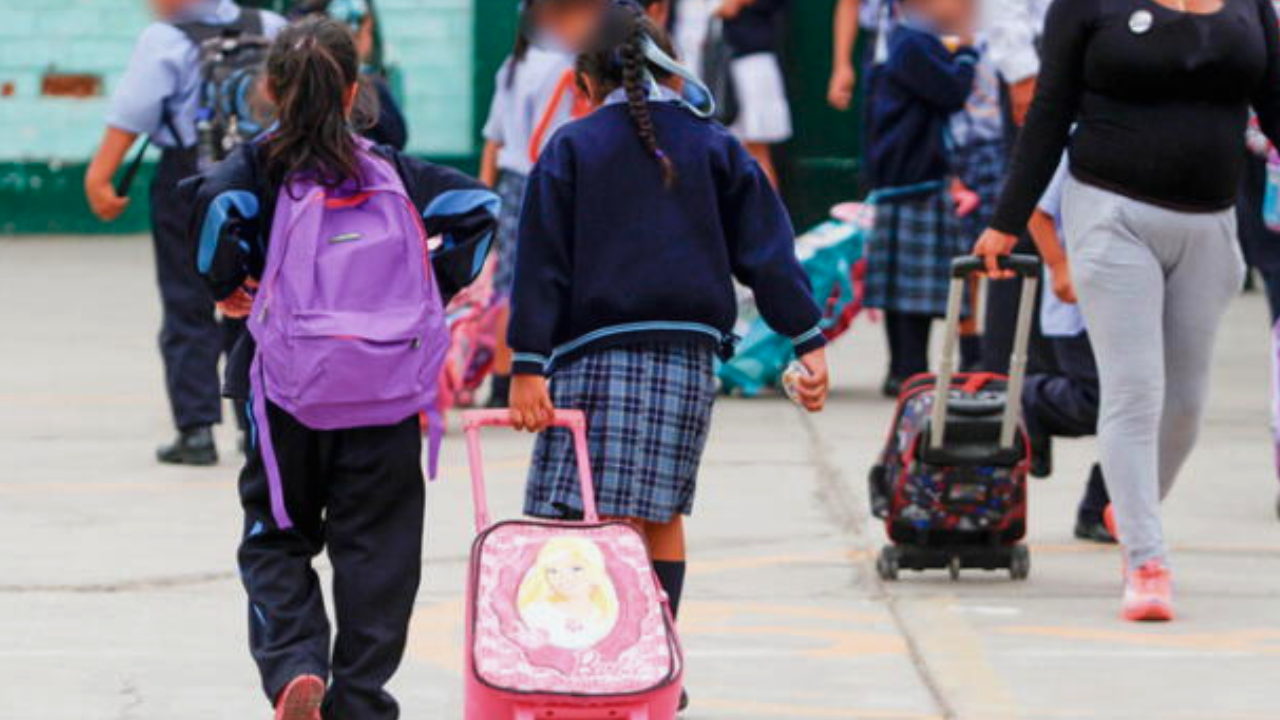 Polémica por la entrega de kits escolares a niños en Soledad, Atlántico, por 'Los Costeños'