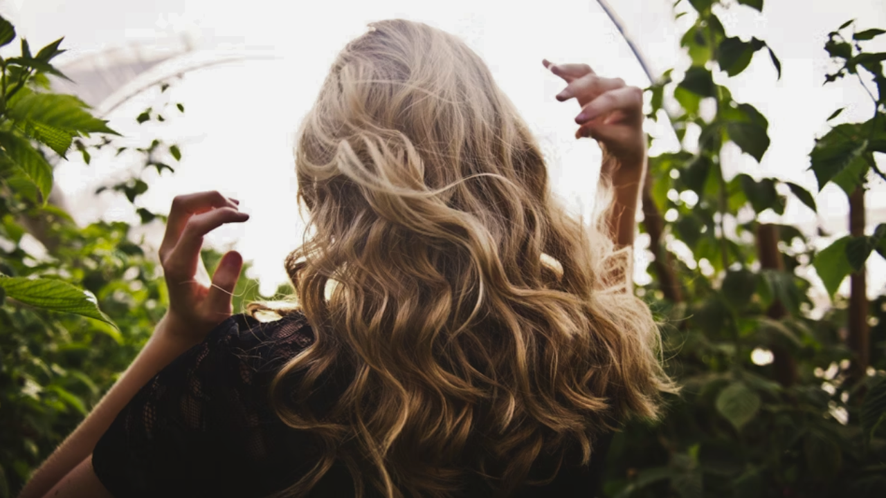 ¿Se dice pelo o cabello? Estas son las diferencias, según la RAE