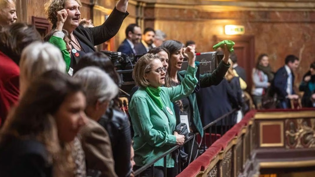 Francia se convirtió en el primer país en consagrar el derecho al aborto en su Constitución