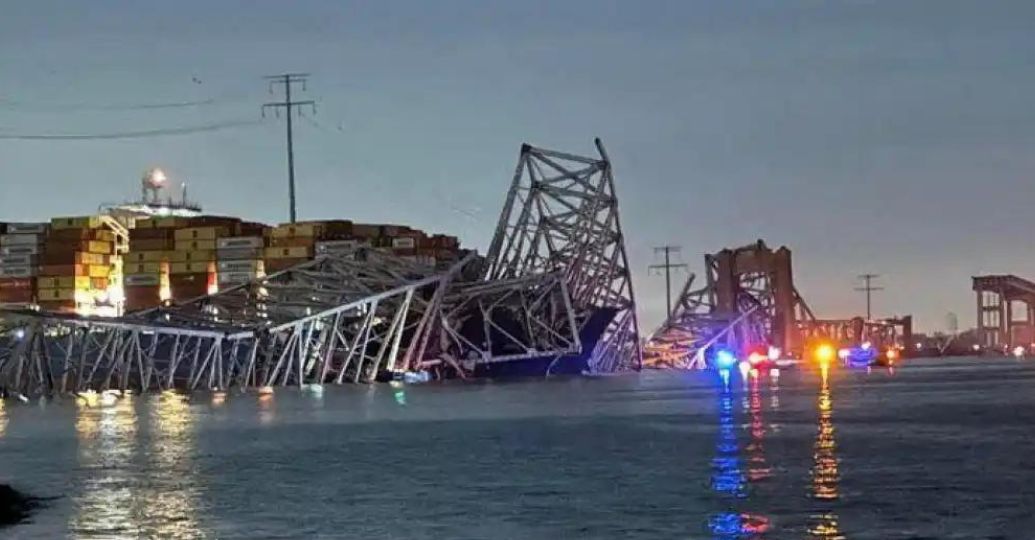 Buque chocó y derribó puente en Estados Unidos: varios vehículos cayeron al rio