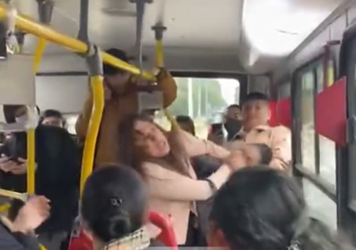 En video | ¡Bochornoso! Dos mujeres se pelearon en TransMilenio en plena hora pico: así ocurrió todo