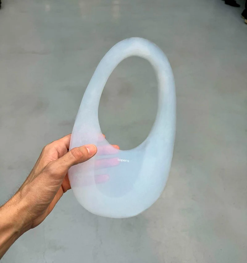 Algo revolucionario: presentaron un bolso "hecho 99% y un 1% de vidrio"