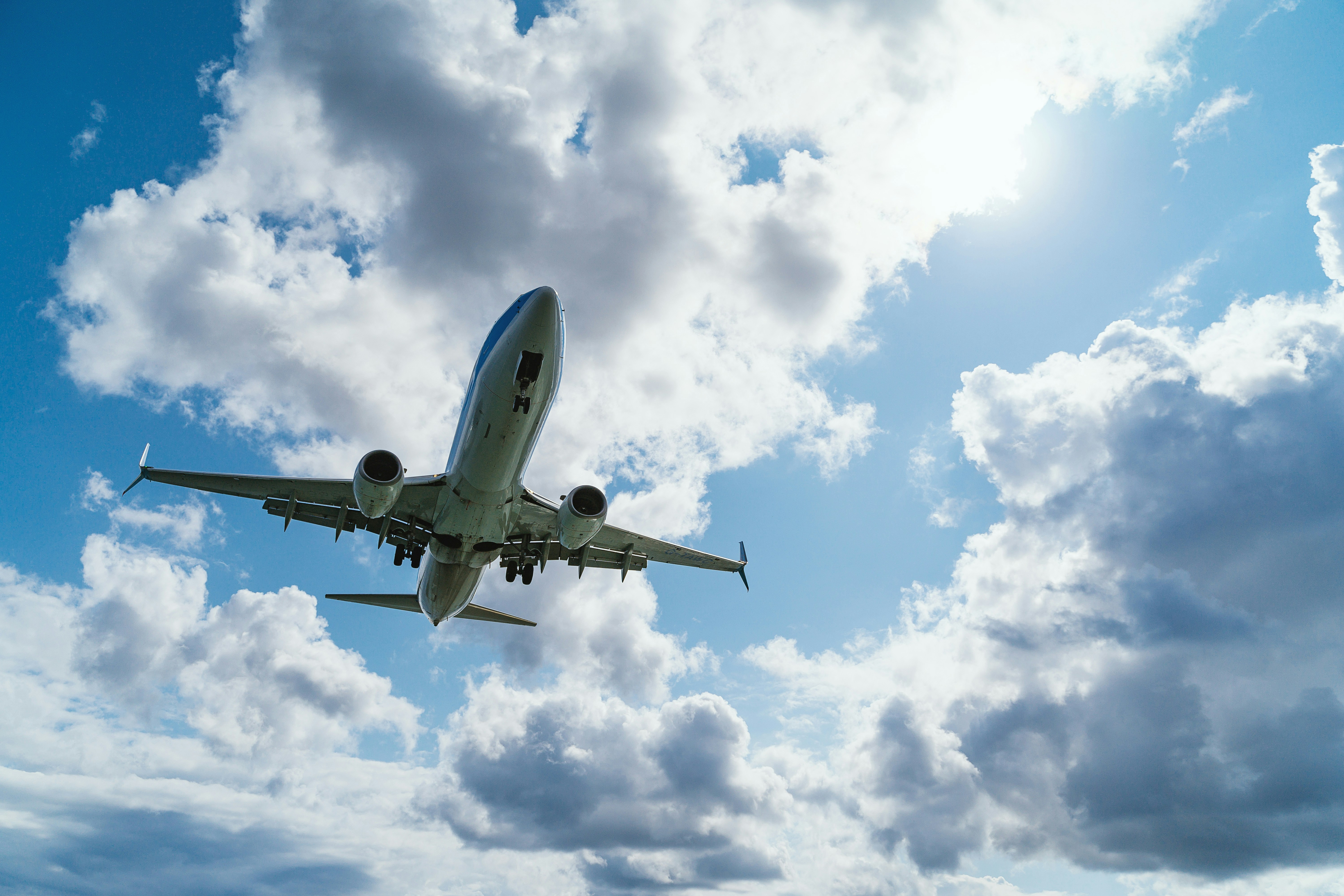 ¡Impresionante! Un estudiante captó el momento exacto en el que un avión es impactado por dos rayos
