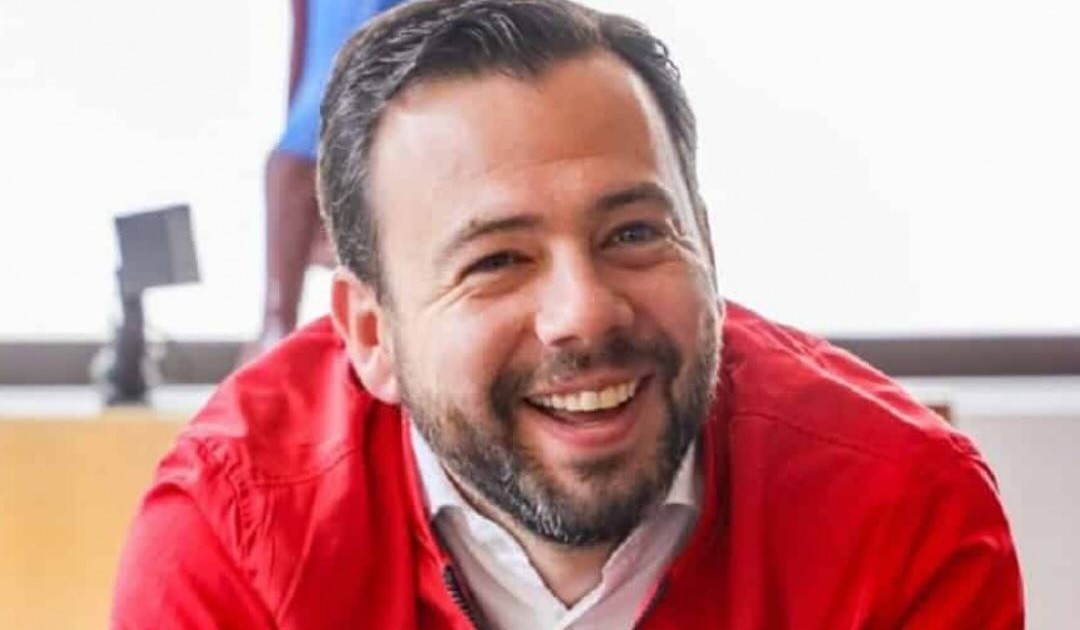 Jocosa respuesta de Galán a usuario que dijo que demoró el triple de tiempo bañándose con su pareja