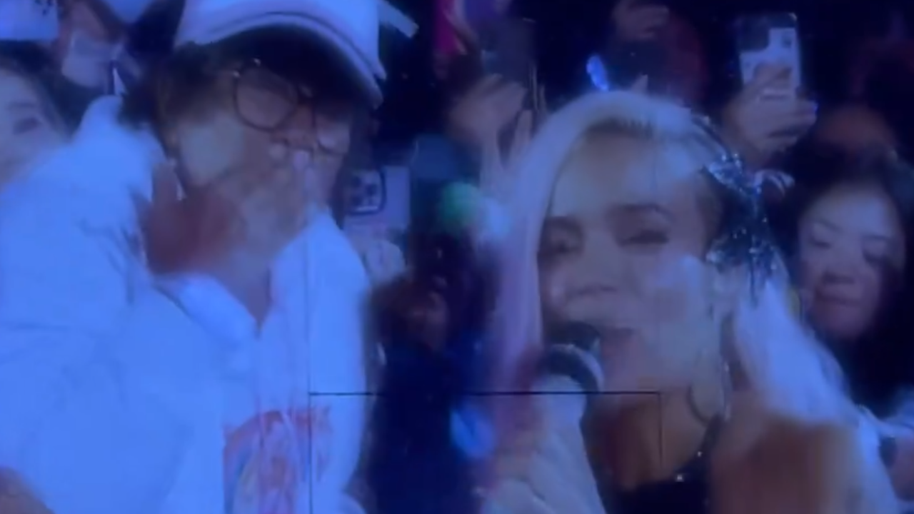 En video: ¡Emotivo! En pleno concierto en Bogotá, Karol G saludó a una fanática de 78 años