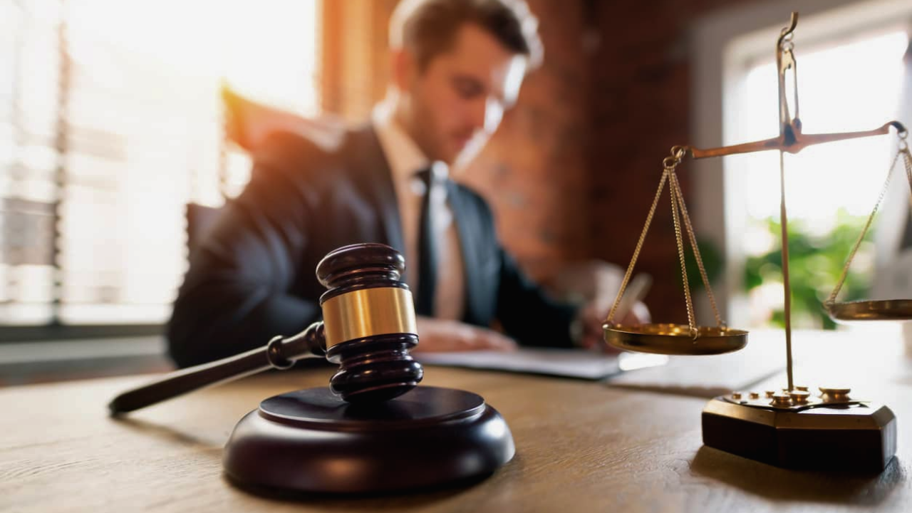 Abogado fue suspendido en EE. UU. por presentar antecedentes judiciales inventados por la IA