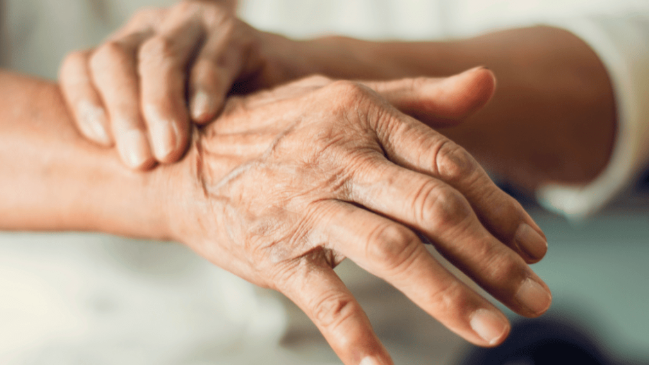 Estos son los primeros síntomas del Parkinson: así los puede reconocer