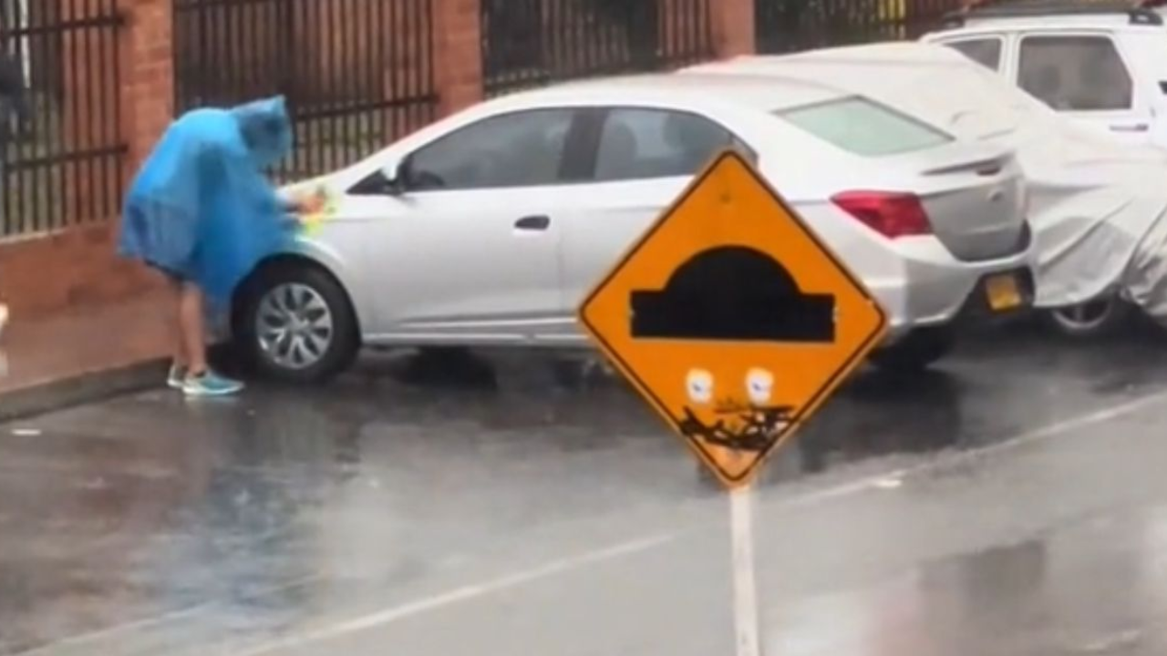 En video: ¡con gripa, pero ahorrando agua! Ciudadano lavó su carro bajo un torrencial aguacero