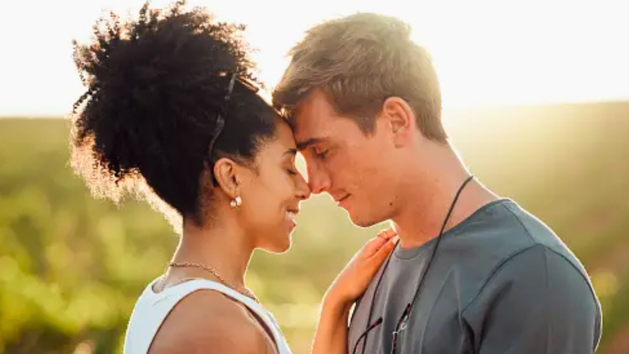 Estos son los 5 hábitos que hacen que una relación "valga la pena", según la psicología