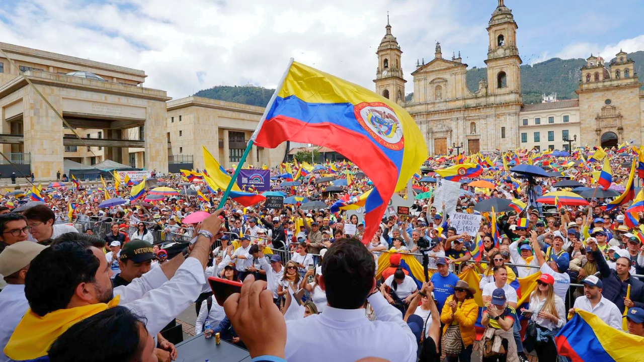 Marchas promovidas por el gobierno han sido ambientadas con la IA: no han faltado las críticas