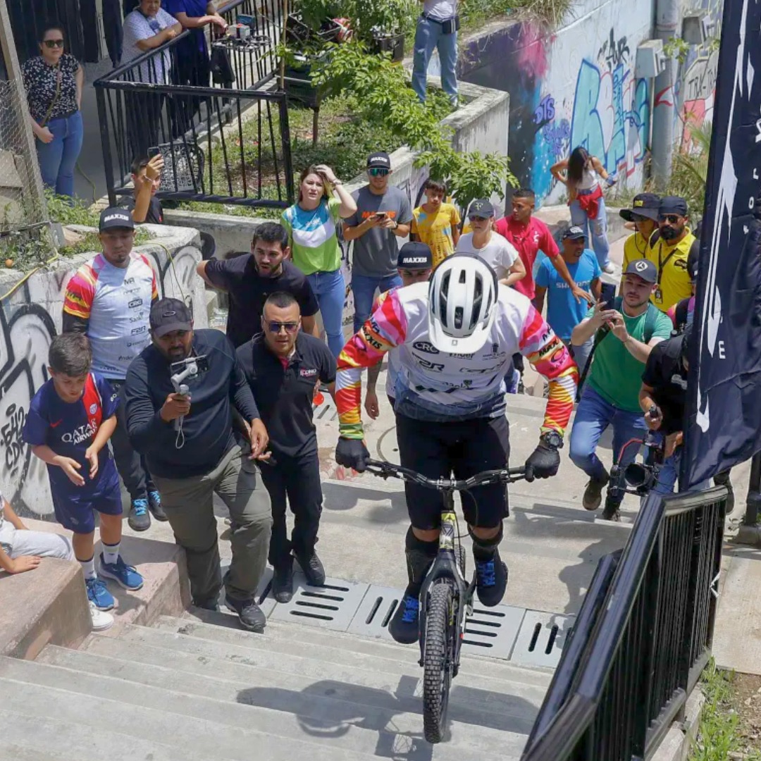 Deportista colombiano rompió récord Guinness al subir 223 escalones de la comuna 13 de Medellín en 8 minutos