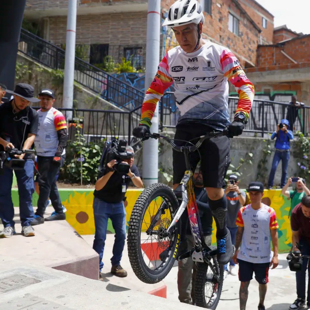 Deportista colombiano rompió récord Guinness al subir 223 escalones de la comuna 13 de Medellín en 8 minutos