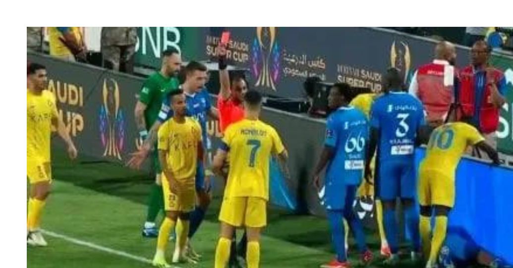 Cristiano Ronaldo fuera de sí: agredió a un rival, salió expulsado y se burló del árbitro en Arabia