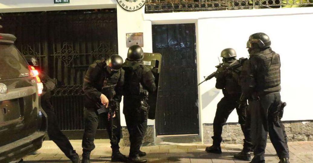 En video: así fue el ingreso de la policía ecuatoriana a la embajada de México en Quito