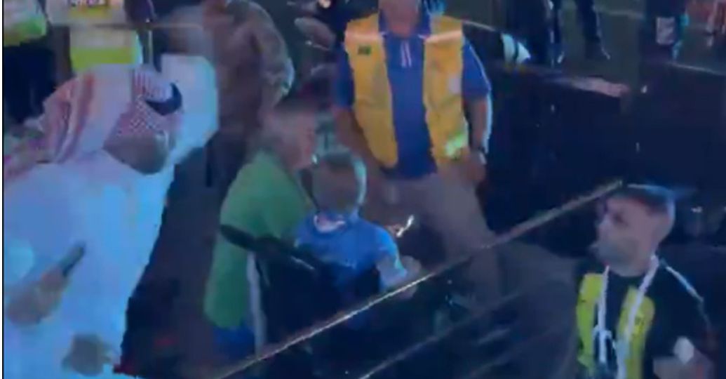 ¡Insólito! Un hincha atacó a latigazos a un jugador en Arabia Saudita