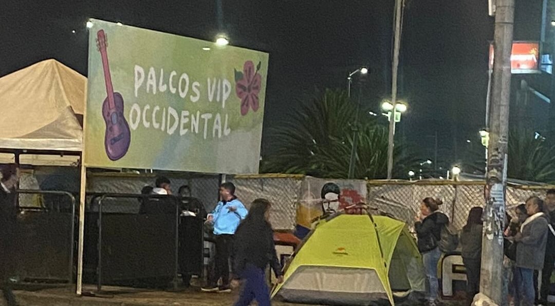 Pese al frío y el mal clima, fanáticos de Karol G acamparon afuera de El Campín