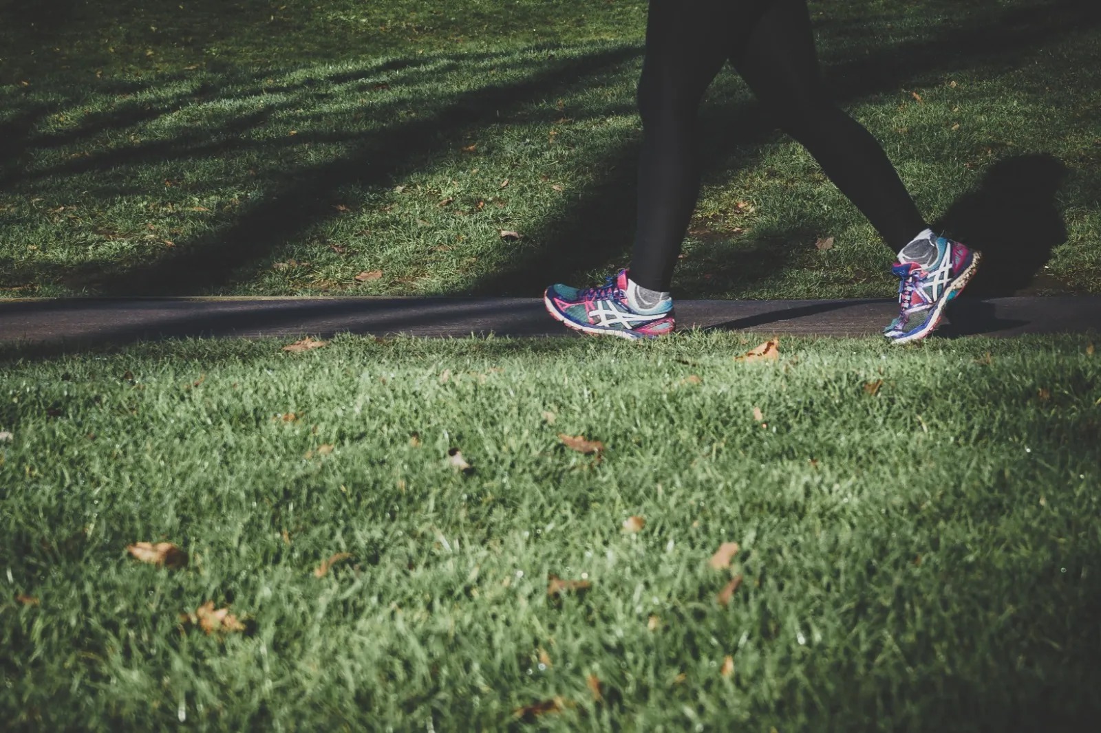Estos son los beneficios que tiene caminar hacia atrás, según expertos en salud. ¿Los conocía?