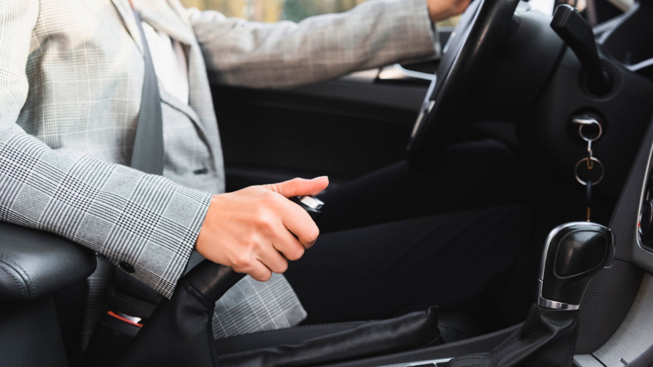 ¿Cuál es el momento en el que se debe colocar el freno de mano al parquear? Aquí le contamos