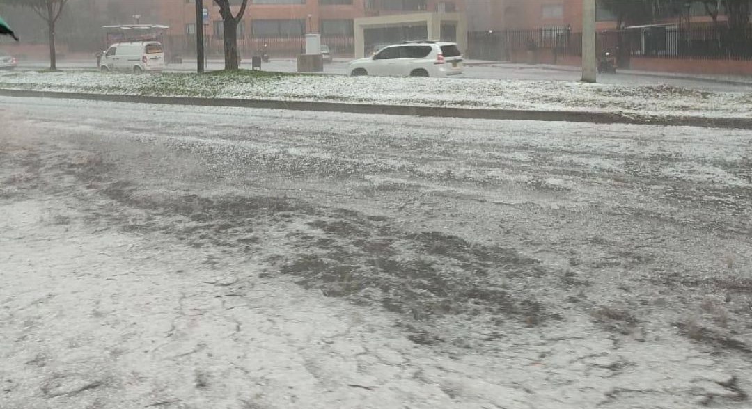 Fuerte granizada en Bogotá tras varios días de lluvia: vea los videos aquí