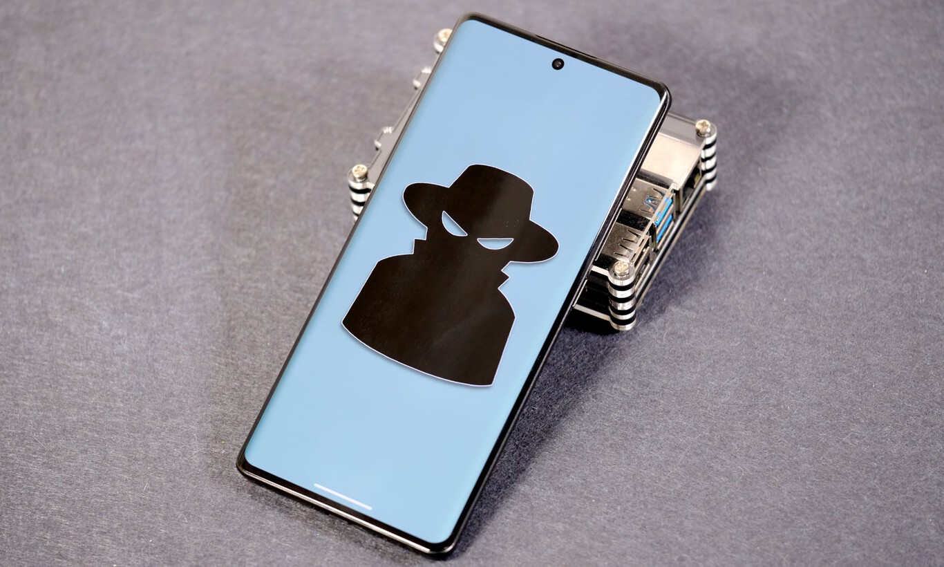 Así puede evitar que lo espíen desde la cámara de su celular: es más común de lo que cree