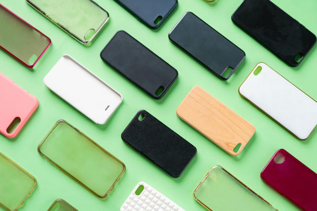 Pilas: debería quitarle la funda a su celular cada vez que lo pone a cargar. Le explicamos el porqué