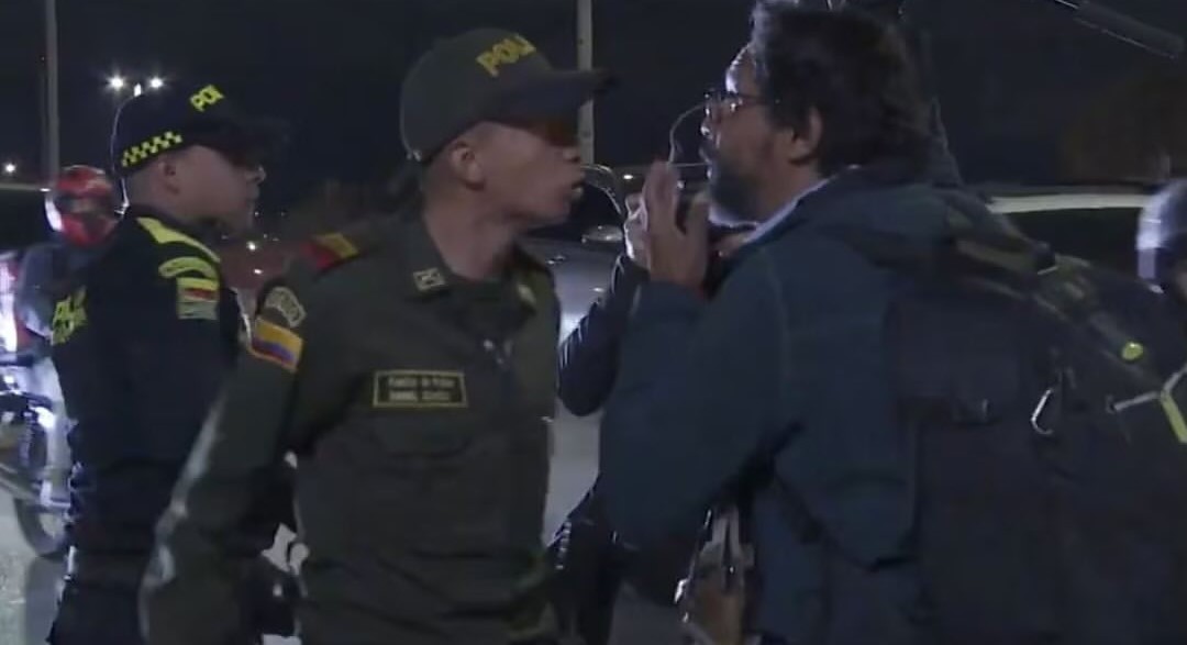 Policías que agredieron a periodistas que cubrían el asesinato del director de La Modelo fueron apartados de sus cargos: le contamos