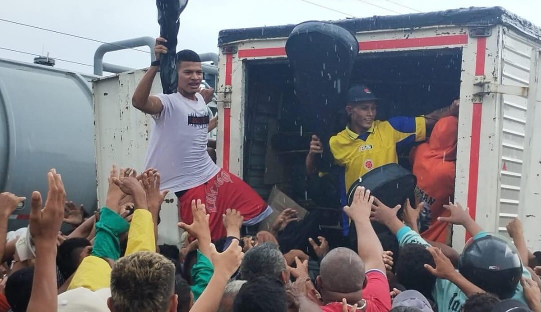 Habitantes de Tasajera volvieron a saquear un camión y se llevaron todas las guitarras que transportaba